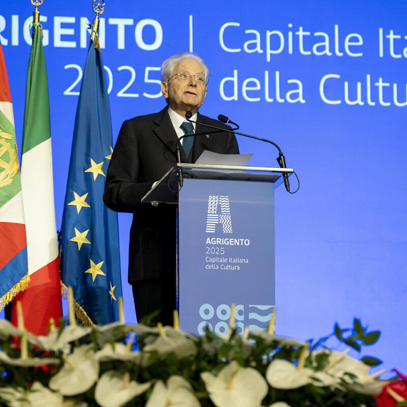Il Presidente della Repubblica Sergio Mattarella in occasione della cerimonia dinaugurazione di Agrigento Capitale italiana della Cultura 2025, Agrigento, 18 gennaio 2025.ANSA/ UFFICIO STAMPA QUIRINALE/ PAOLO GIANDOTTI+++ ANSA PROVIDES ACCESS TO THIS HANDOUT PHOTO TO BE USED SOLELY TO ILLUSTRATE NEWS REPORTING OR COMMENTARY ON THE FACTS OR EVENTS DEPICTED IN THIS IMAGE; NO ARCHIVING; NO LICENSING +++ NPK +++