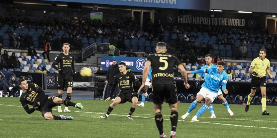 https://assets.gds.it/2025/01/Napoli-Verona-il-gol-di-Di-Lorenzo-970x485.jpeg