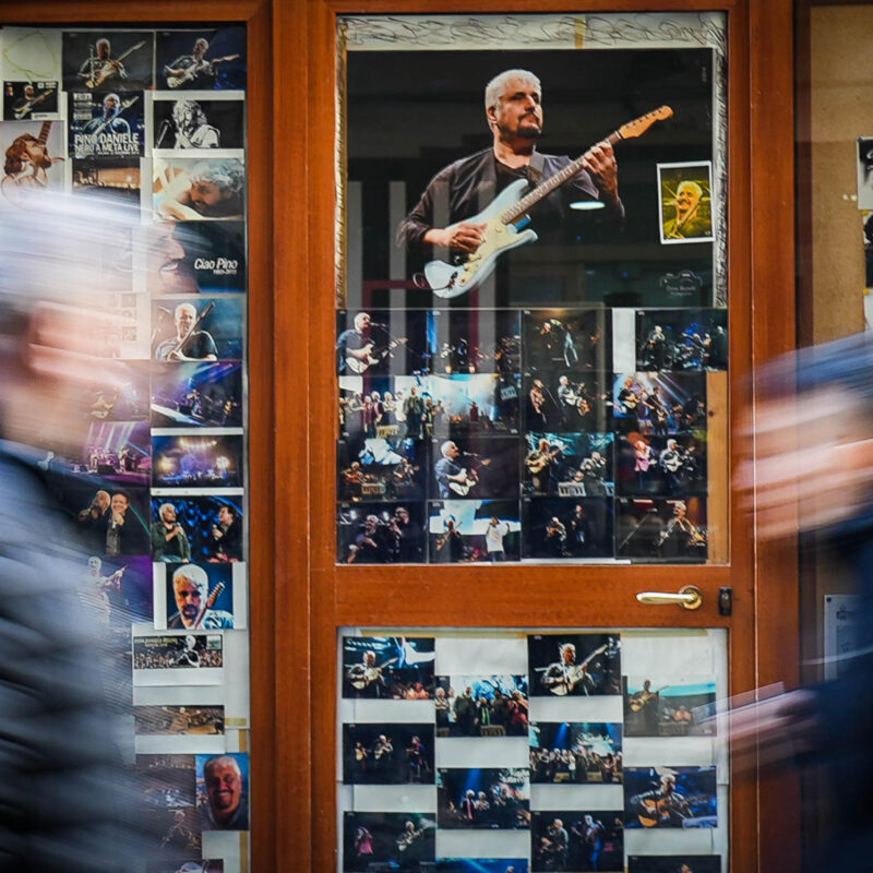 Napoli omaggia Pino Daniele a 10 anni dalla morte, nei luoghi dove il musicista è vissuto