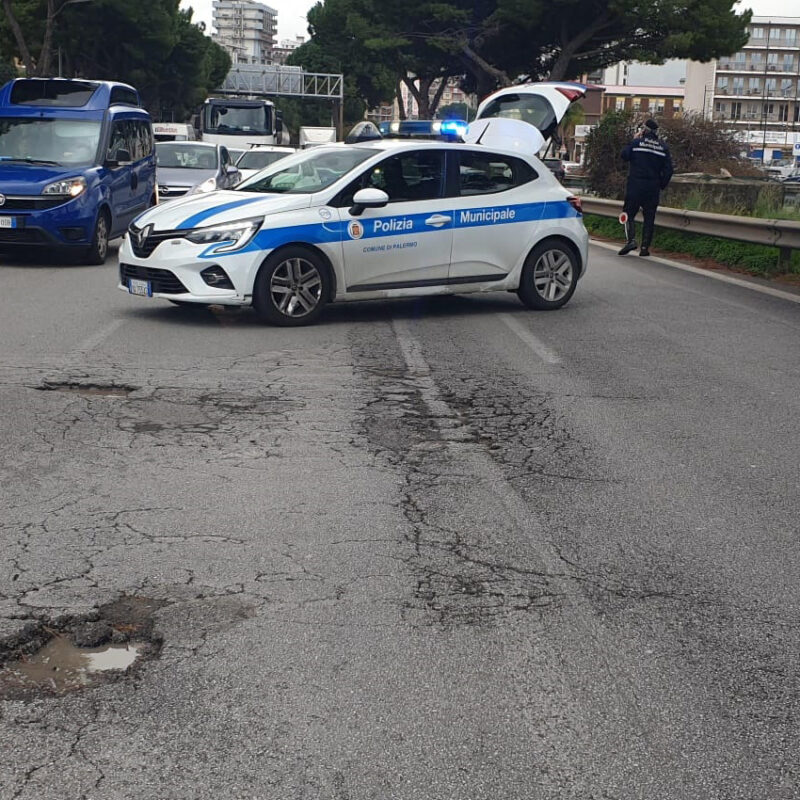 Palermo.Buca in viale Regione Siciliana,traffico deviato in attesa di essere riparata..Ph.Alessandro Fucarini.