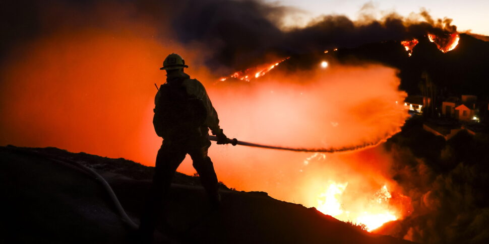 https://assets.gds.it/2025/01/Palisades-Wildfire-in-Los-Angeles-California_82416125-970x485.jpg