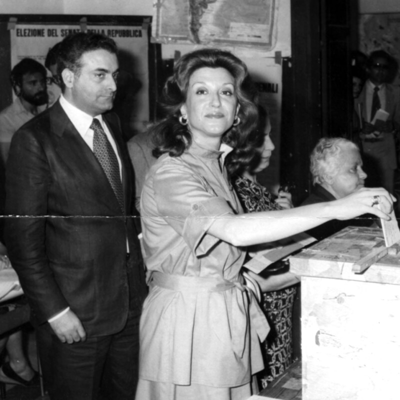 Nella foto Piersanti Mattarella al voto con la moglie Irma Chiazzese