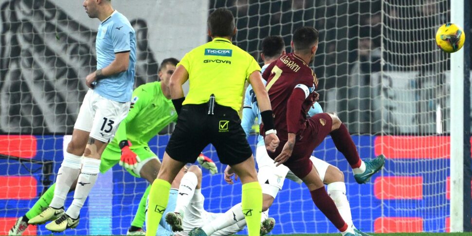 https://assets.gds.it/2025/01/Roma-Lazio-il-gol-di-Pellegrini-970x485.jpeg