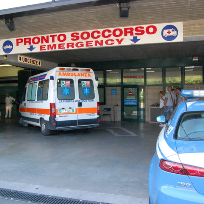 Un'ambulanza davanti al pronto soccorso dell'ospedale di Terni, oggi 28 giugno 2010, dove e' ricoverato Pietro Taricone, coinvolto in un grave inciddente con il paracadute.SNAP/GID