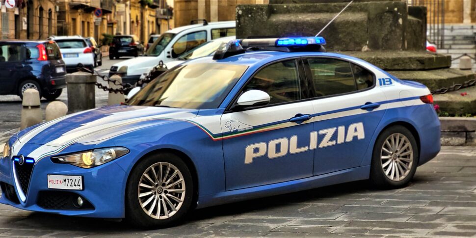 https://assets.gds.it/2025/01/Volante-polizia-Caltanissetta-970x485.jpg