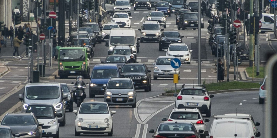 https://assets.gds.it/2025/01/a-dicembre-il-mercato-dell8217auto-in-calo-del-493-su-base-annua-1986908-970x485.jpg