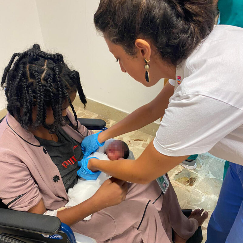 La bambina nata ieri sul barcone arrivato ieri a Lampedusa, trasportata in elisoccorso all'ospedale di Trapani, insieme alla mamma, 10 settembre 2024. La neonata è stata prima visitata dal medico presente nell'isola. La piccola eritrea, il suo nome in italiano significa dono, sta bene e pesa circa tre chili e 300 grammi.//The baby girl born yesterday on the boat that arrived in Lampedusa yesterday, was transported by air ambulance to the hospital in Trapani, together with her mother, Italy, 10 September 2024. The newborn was first examined by the doctor on the island. The little Eritrean, her name in Italian means gift, is well and weighs around three kilos and 300 grams.ANSA/ ELIO DESIDERIO NPK