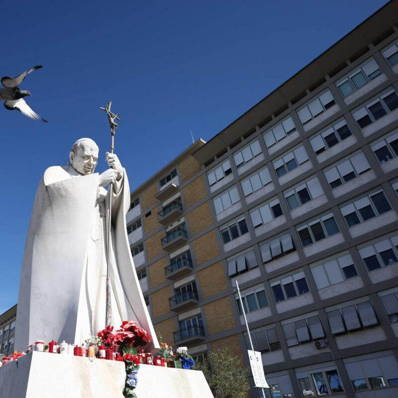 Una veduta esterna del policlinico Agostino Gemelli dove è ricoverato Papa Francesco per accertamenti, Roma, 16 febbraio 2025. //An exerrnal view of the Gemelli hospital where Pope Francis is hospitalized for tests and treatment for bronchitis in Rome, Italy, 16 February 2025. Pope Francis's respiratory tract infection is showing some signs of improvement, but the hospitalised pontiff will not lead his weekly Angelus prayer following Sunday mass, the Vatican said. The 88-year-old, who has been breathless in recent days and has delegated officials to read his speeches, was admitted on 14 February.ANSA/MASSIMO PERCOSSI