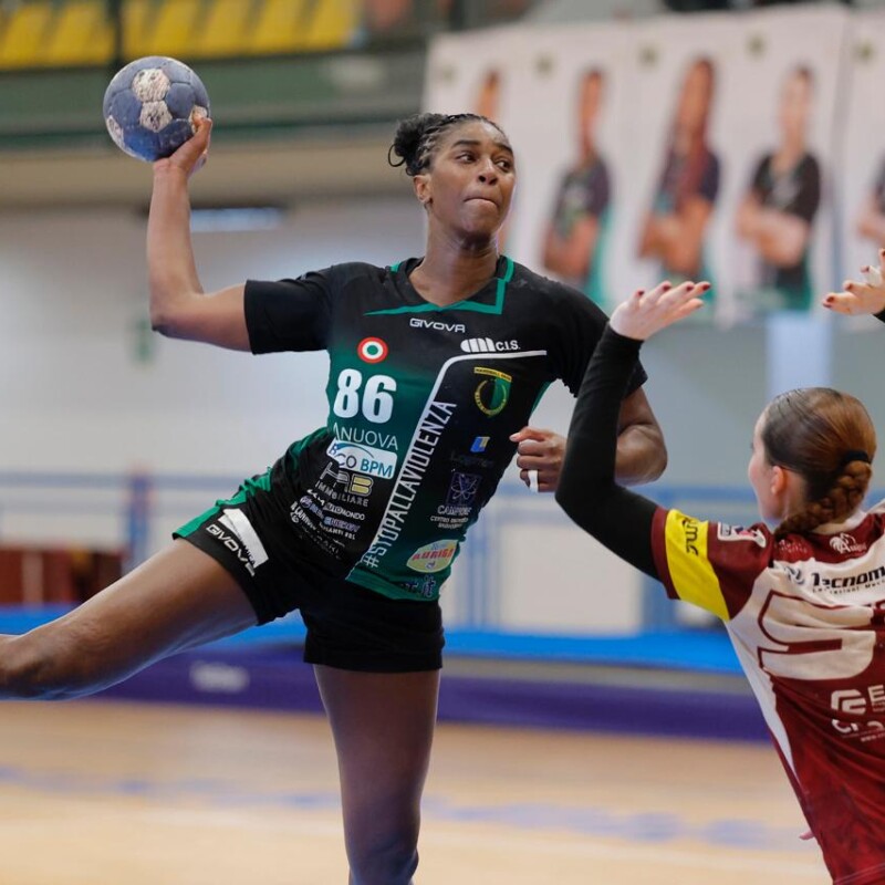 Barbosa al tiro (foto Joe Pappalardo/Ac Life Style Handball Erice)