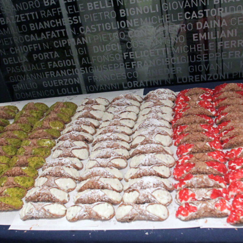 Cannoli siciliani tricolori preparati in occasione della riapertura di porta San Pancrazio dove e' stato allestito il Museo della Repubblica Romana e della Memoria Garibaldina, a Roma, 17 marzo 2011. Tanti, in fila, stamattina al Museo della Repubblica Romana e della Memoria Garibaldina, a Roma. Così tanti che si e' resa necessaria l'apertura anticipata di ben cinque ore. ANSA / FABIO CAMPANA