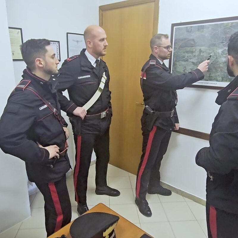 (FRAME DA VIDEO) Un momento del blitz dei Carabinieri che ha portato all'arresto di sei persone nel Palermitano, 18 febbraio 2025. I carabinieri del nucleo investigativo del gruppo di Monreale hanno eseguito un'ordinanza di custodia cautelare in carcere emessa dal gip di Palermo, su richiesta della Dda, guidata dal procuratore Maurizio de Lucia, nei confronti di 6 persone accusate di associazione mafiosa. A essere colpita è stata la "famiglia" di Camporeale il cui capo, pur essendo detenuto, sarebbe riuscito a mantenere saldamente il controllo del clan e la gestione degli affari illeciti, grazie alla collaborazione di affiliati e familiari. ANSA/ CARABINIERI+++ ANSA PROVIDES ACCESS TO THIS HANDOUT PHOTO TO BE USED SOLELY TO ILLUSTRATE NEWS REPORTING OR COMMENTARY ON THE FACTS OR EVENTS DEPICTED IN THIS IMAGE; NO ARCHIVING; NO LICENSING +++ NPK +++