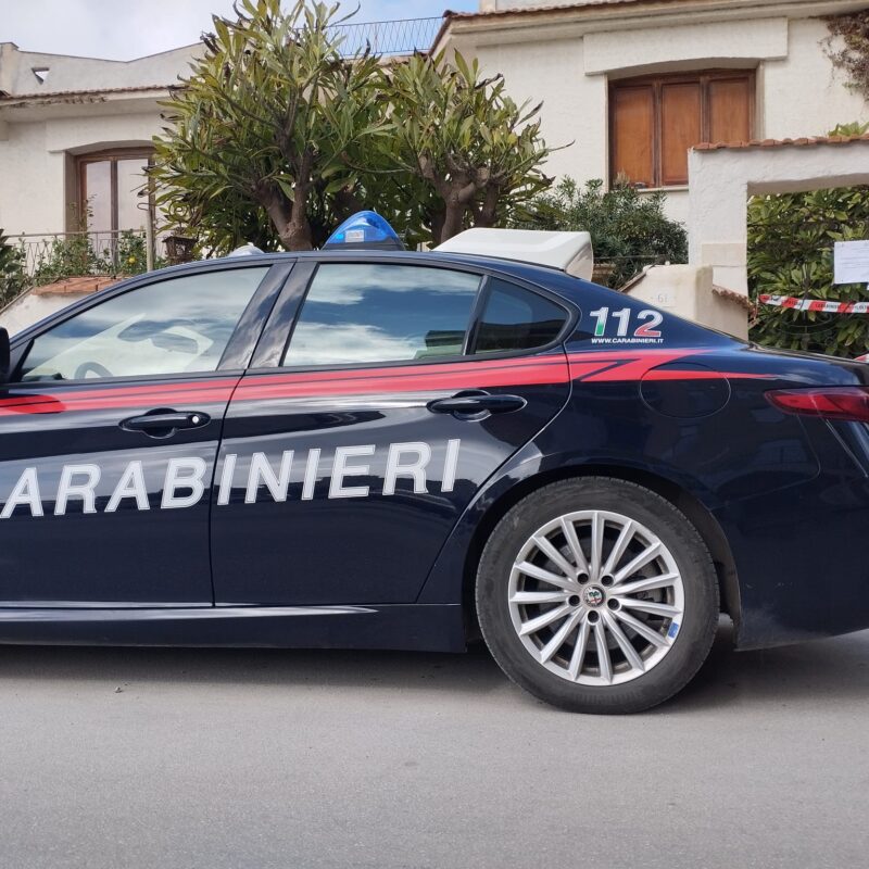 I carabinieri davanti alla casa di via Oberdan, a Marsala