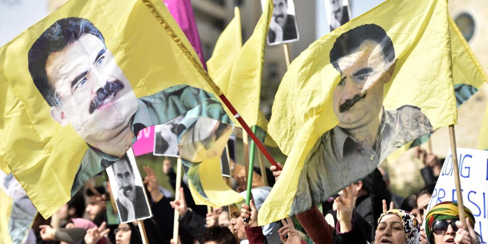 https://assets.gds.it/2025/02/Ocalan-annuncia-la-dissoluzione-del-Pkk-_83514706-970x485.jpg