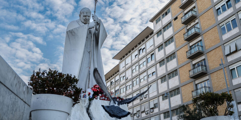 https://assets.gds.it/2025/02/Pope-Francis-hospitalized-at-Gemelli-hospital-in-Rome_83419829-970x485.jpg