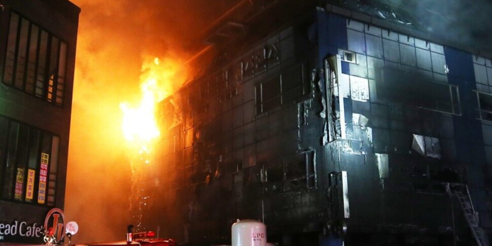 https://assets.gds.it/2025/02/incendio-corea-970x485-1739513801.jpg