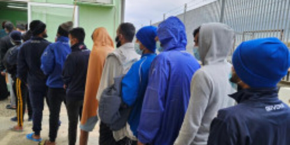 https://assets.gds.it/2025/02/migranti-e-scafisti-970x485-1751952468.jpg