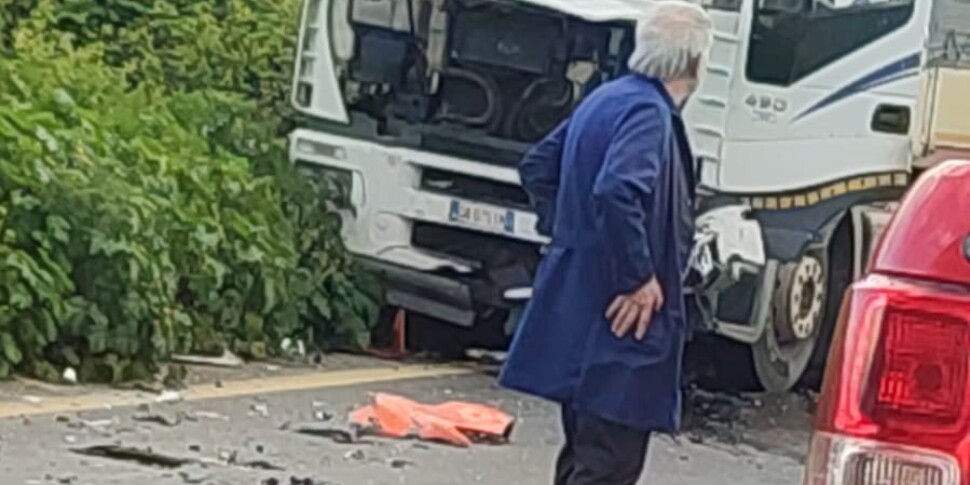 Scontro tra un furgoncino e un camion lungo la Ragusana, un morto a ...