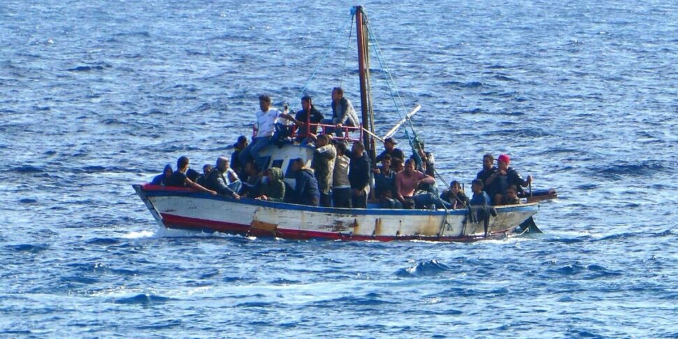 https://assets.gds.it/2025/03/Migranti-lampedusa-970x485.jpeg