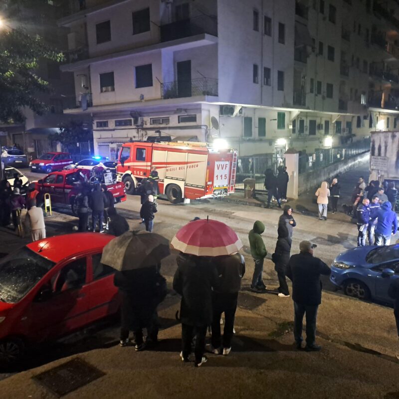 Persone in strada, dopo la scossa, a Bagnoli, Napoli, 13 marzo 2025. ANSA / CIRO FUSCO