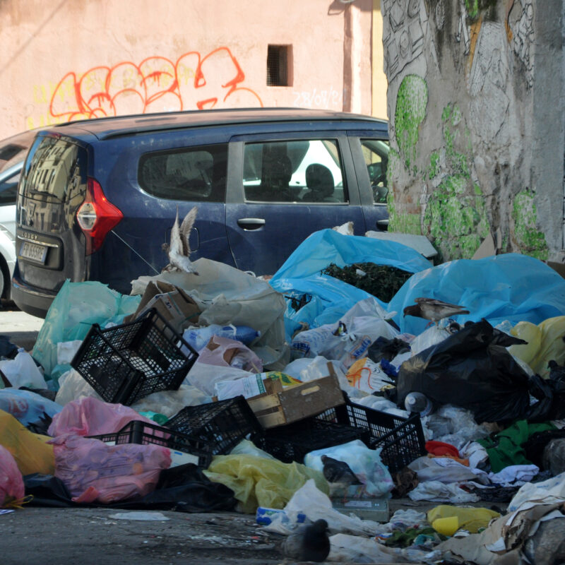 Rifiuti in via Giovanni Verga a Palermo (foto Fucarini)