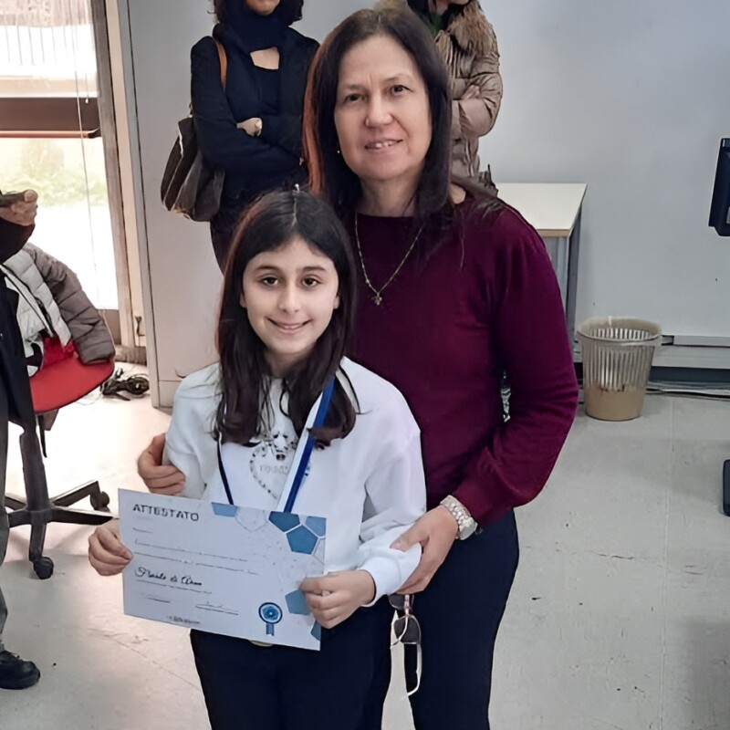 Viola Bordonaro con la docente Tania Rizzotti alla cerimonia di premiazione