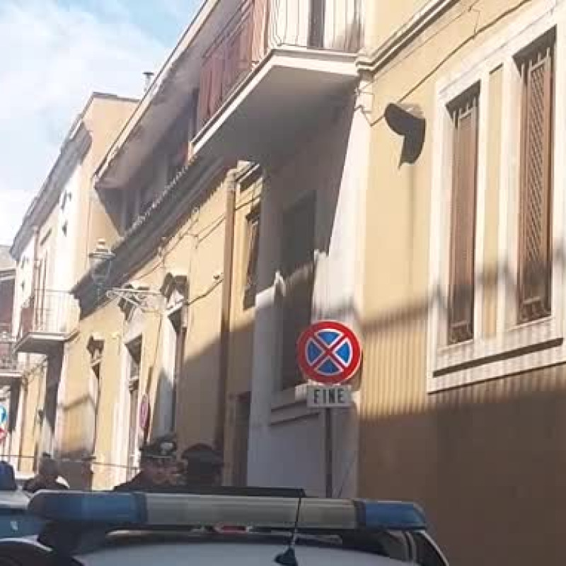 Il video del balcone da dove la madre ha lanciato la figlia di pochi mesi
