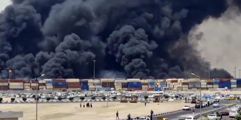 https://assets.gds.it/2025/04/Explosion-at-Rajaie-port-in-city-of-Bandar-Abbas-southern-Iran_84729519-970x485.jpg