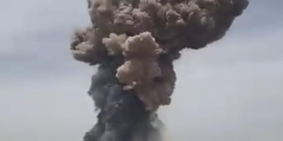 https://assets.gds.it/2025/04/Explosion-at-Rajaie-port-in-city-of-Bandar-Abbas-southern-Iran_84729555-970x485.jpg