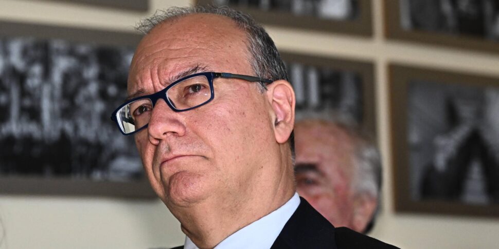 https://assets.gds.it/2025/04/Istruzion3-ministro-Valditara-visita-lAccademia-della-Marina-Mercantile_84784635-970x485.jpg