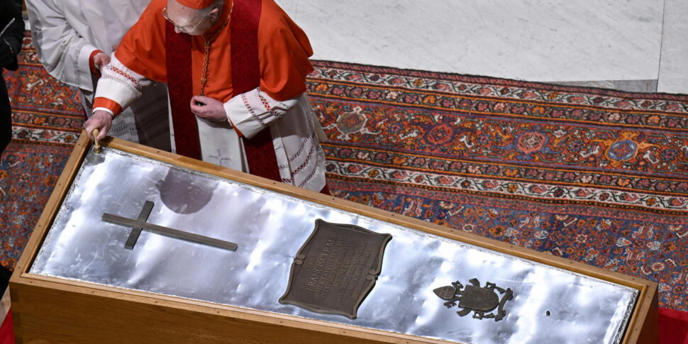 https://assets.gds.it/2025/04/Rite-of-Sealing-on-eve-of-Pope-Francis-funeral_84721286-970x485.jpg