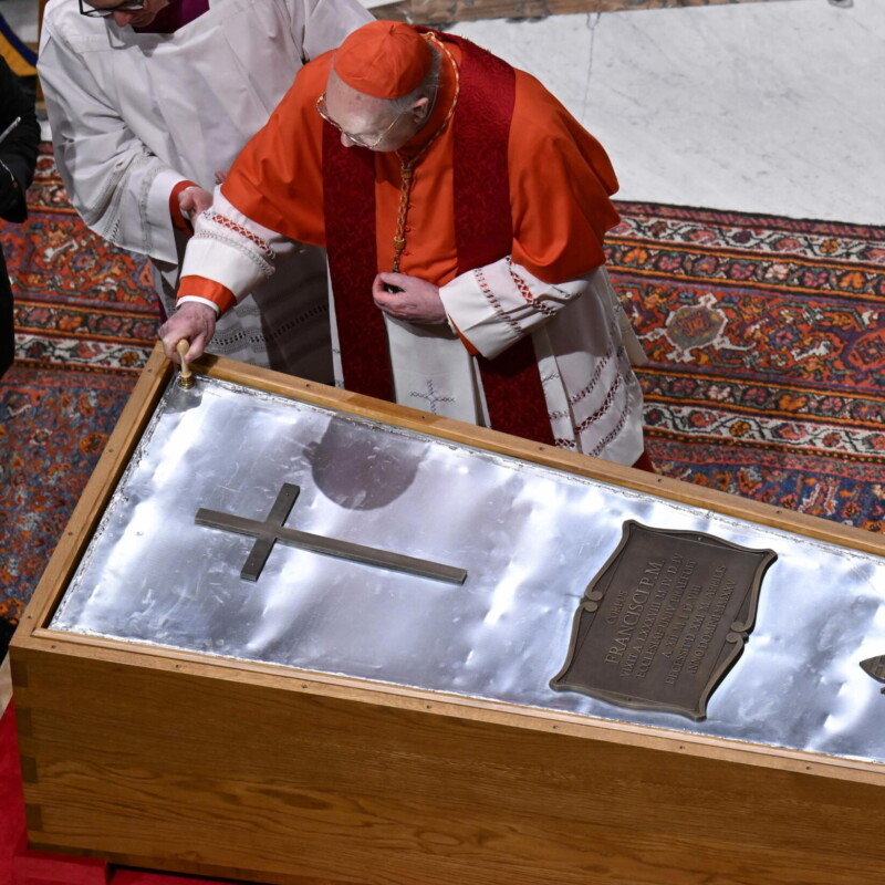 This photo taken and handout on April 25, 2025 by The Vatican Media shows France's President Emmanuel Macron and his wife Brigitte Macron paying their respects to Pope Francis at St Peter's basilica in The Vatican. ANSA/VATICAN MEDIA PRESS OFFICE +++ NPK +++ NO SALES, EDITORIAL USE ONLY +++