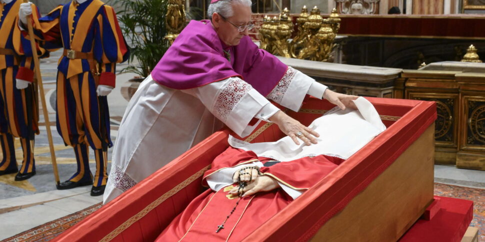 https://assets.gds.it/2025/04/Rite-of-Sealing-on-eve-of-Pope-Francis-funeral_84721288-970x485.jpg