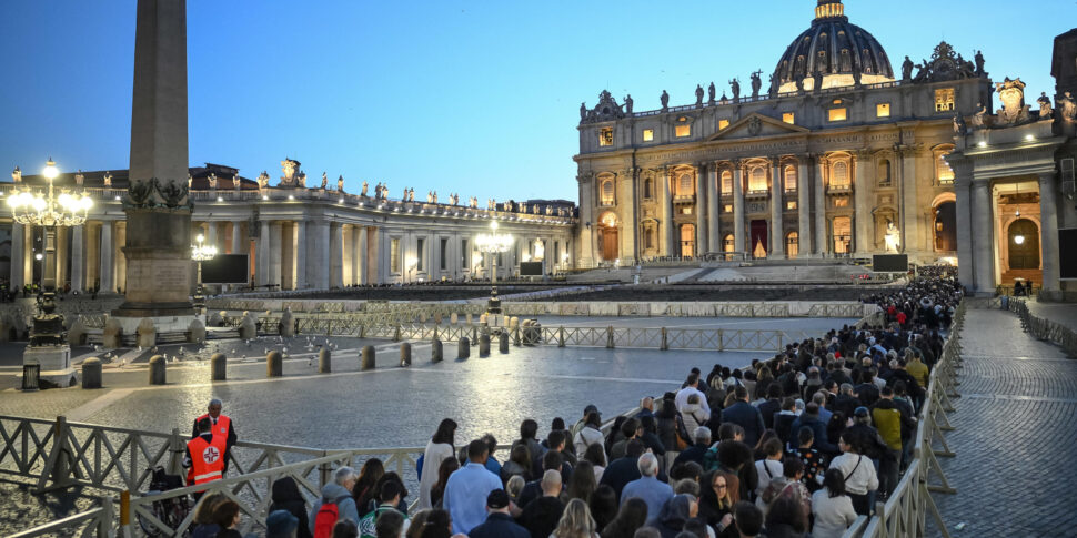 https://assets.gds.it/2025/04/Salma-papa-Francesco-in-San-Pietro-per-ostensione-in-fila-100-mila-persone_84668119-970x485.jpg