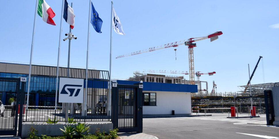 https://assets.gds.it/2025/04/Stm-Catania-970x485.jpg