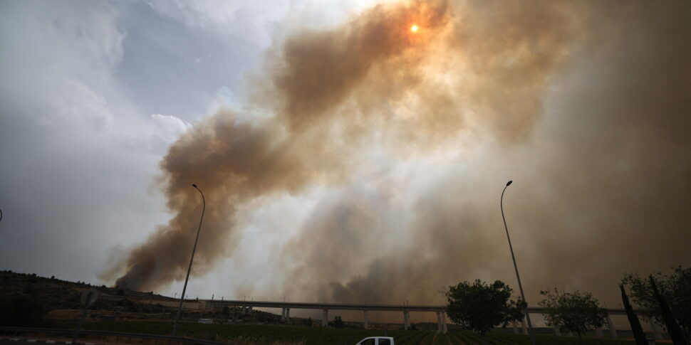 https://assets.gds.it/2025/04/Wildfire-breaks-out-in-central-Israel_84810924-970x485.jpg