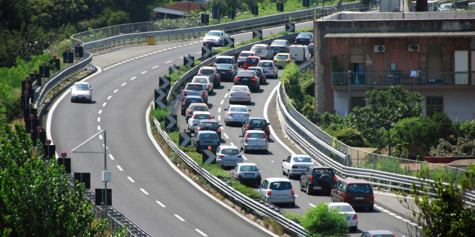 https://assets.gds.it/2025/04/mega-ponte-25-aprile-1-maggio-un-italiano-su-due-pensa-di-partire-2015654-970x485.jpg