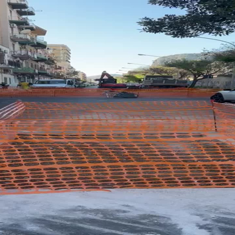 Cede il manto stradale di via Sadat a Palermo strada chiusa per lavori