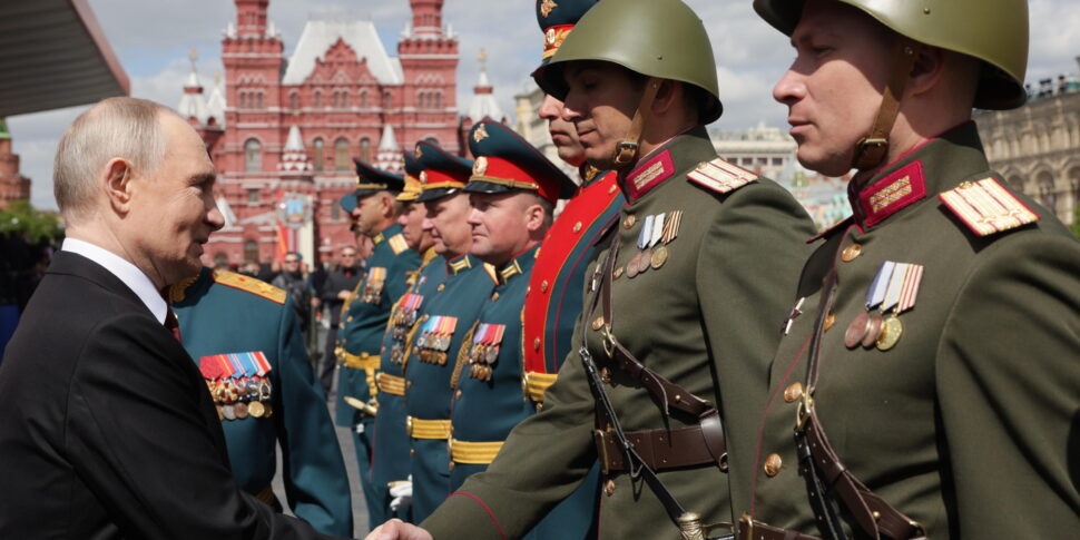 https://assets.gds.it/2025/05/80th-Victory-Day-observed-in-Moscow_84998805-970x485.jpg