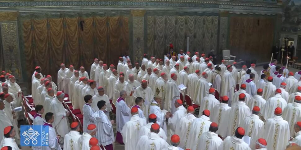 https://assets.gds.it/2025/05/Al-via-la-prima-messa-del-Papa-in-Sistina_84991182-970x485.jpg