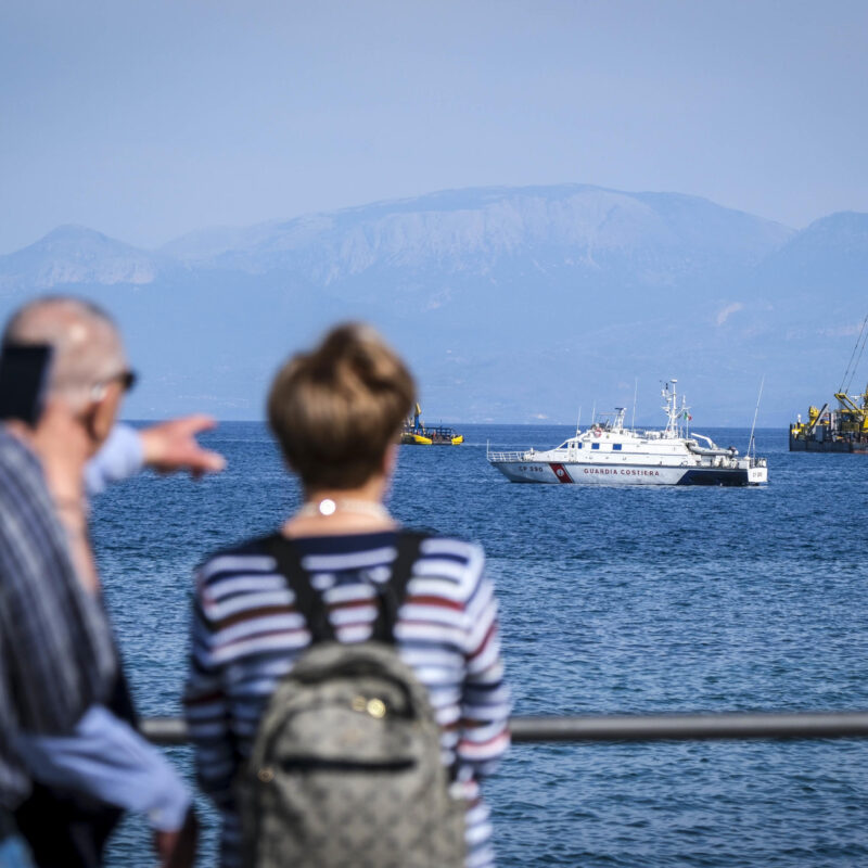 Bayesian la chiatta hebo lift 2 arriva a Porticello sul punto de naufragio. Palermo 03 maggio 2025 ANSA/IGOR PETYX