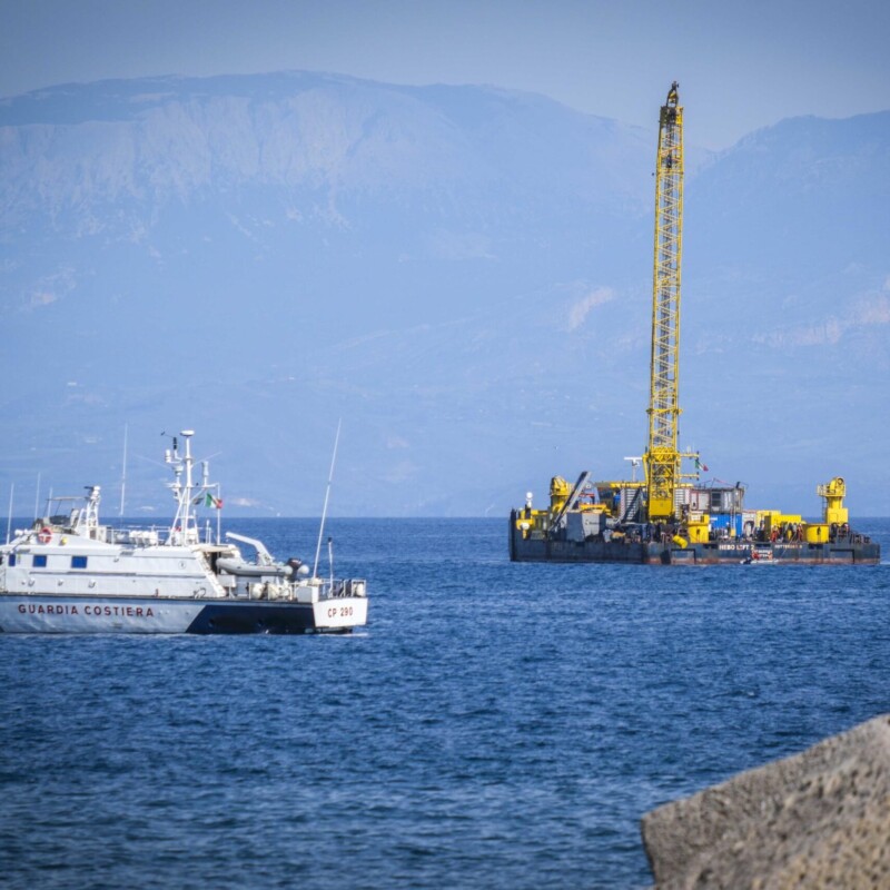 Bayesian la chiatta hebo lift 2 arriva a Porticello sul punto de naufragio. Palermo 03 maggio 2025 ANSA/IGOR PETYX