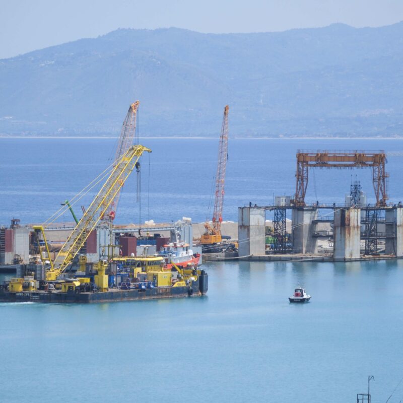 La gru galleggiante Hebo Lift 10 è arrivata al porto di Termini Imerese (Palermo) per le operazioni di recupero del superyacht Bayesian dai fondali marini al largo della costa settentrionale della Sicilia. Palermo, 03 maggio 2025 ANSA/IGOR PETYX