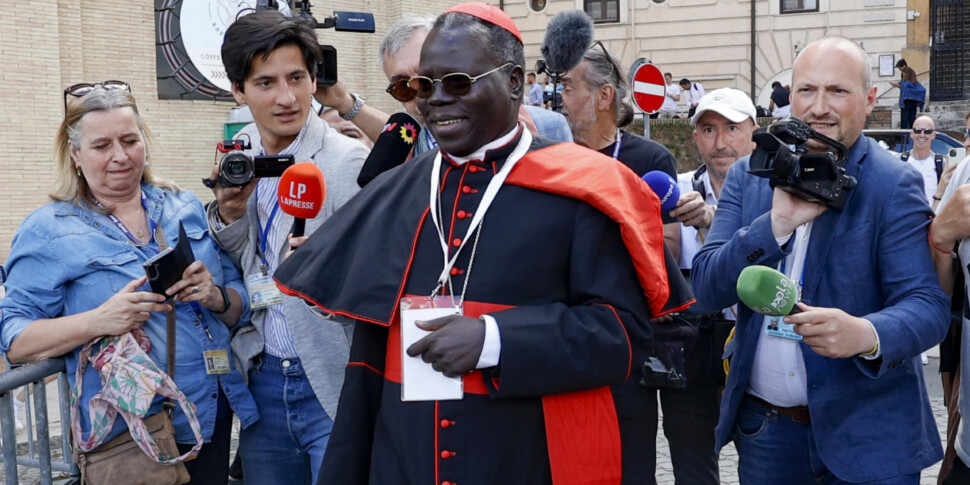 https://assets.gds.it/2025/05/Cardinals-continue-general-congregation-prior-the-Conclave_84919687-scaled-970x485-1746540294.jpg