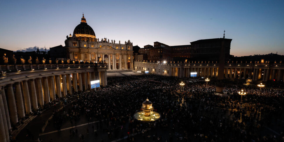 https://assets.gds.it/2025/05/Conclave-First-Day_84955650-970x485.jpg