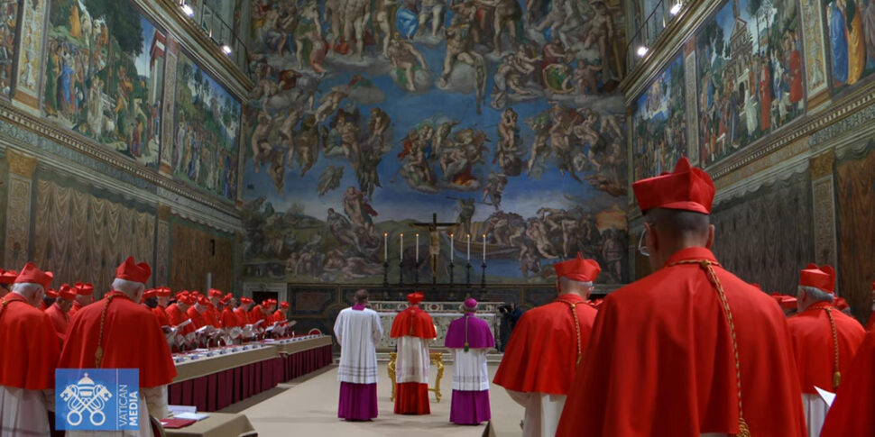 https://assets.gds.it/2025/05/Conclave-i-cardinali-nella-Sistina-giurano-fedelta-e-segretezza_84948465-1-970x485.jpg