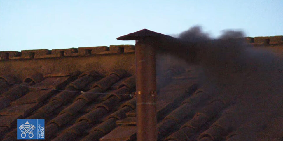 https://assets.gds.it/2025/05/Conclave-prima-fumata_84956061-970x485.jpg