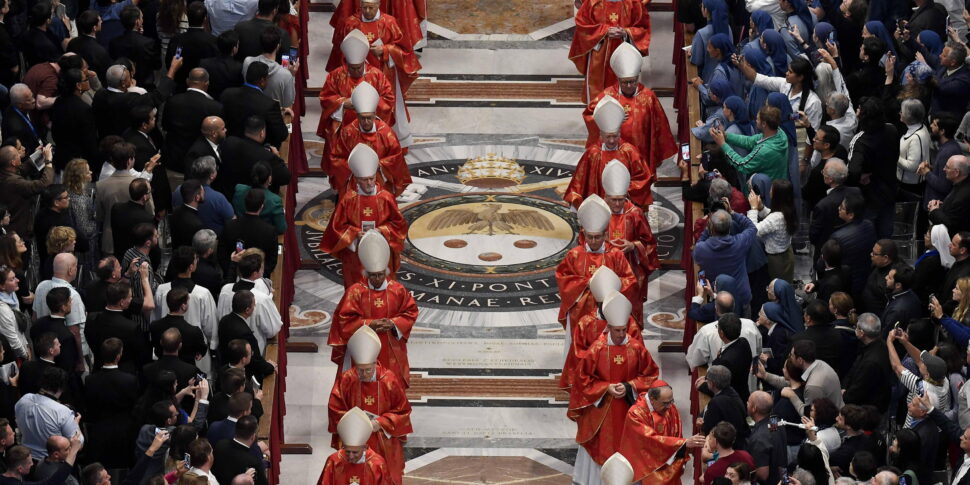 https://assets.gds.it/2025/05/Conclave-to-elect-a-successor-to-late-Pope-Francis_84941644-970x485.jpg