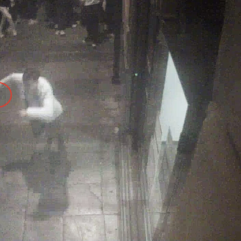 Conti corre con un oggetto in mano, sembra una pistola