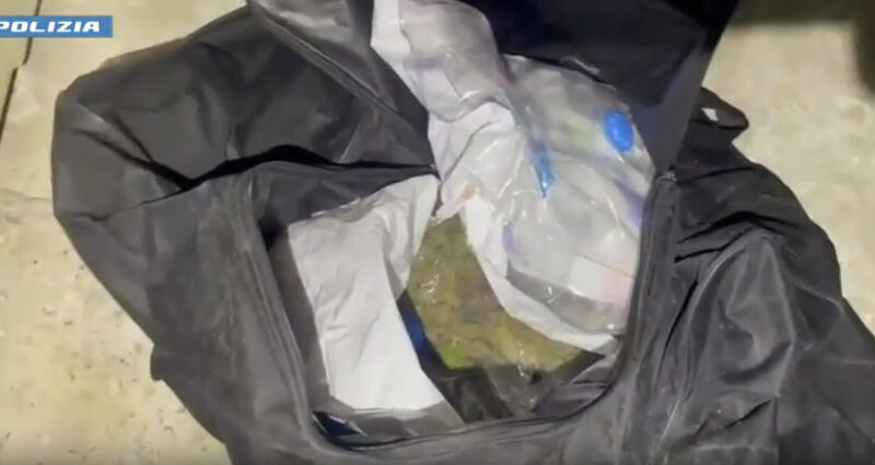 Una immagine relativa all'operazione antidroga che ha portato all'arresto di dodici persone, Catania, 16 novembre 2021. Nei loro confronti è stata eseguita un'ordinanza di custodia cautelare emessa dal gip su richiesta della Dda che ipotizza, a vario titolo, i reati di associazione di tipo mafioso, associazione finalizzata al traffico di stupefacenti e spaccio di sostanze stupefacenti con l'aggravante del metodo mafioso. Il gruppo, secondo l'accusa, spacciava hashish, cocaina e marjuana a Catania, nel Siracusano e a Malta. ANSA/ CARABINIERI ++HO - NO SALES EDITORIAL USE ONLY++