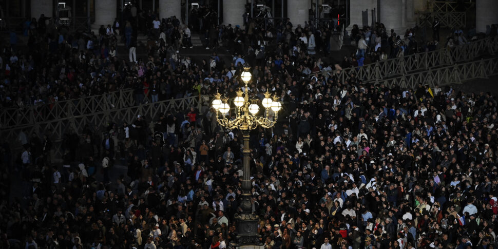 https://assets.gds.it/2025/05/First-day-of-the-Conclave-for-the-elction-of-the-new-Pope_84955581-970x485.jpg